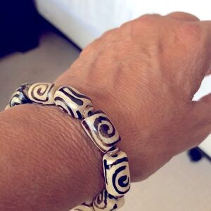 Elastic beaded bracelet